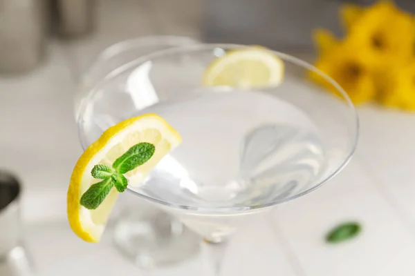 Szklanka Martini Cytryną Stole Zbliżenie — Zdjęcie stockowe