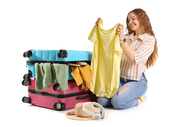 Junge Frau Packt Ihre Kleider Koffer Auf Weißem Hintergrund — Stockfoto