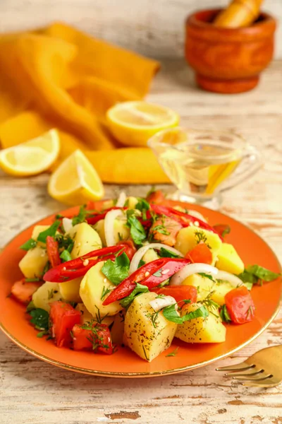 Plate Tasty Potato Salad Vegetables Light Wooden Background — Stock Photo, Image