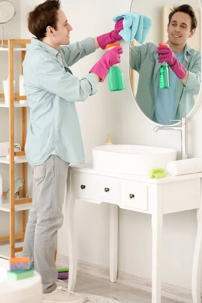 Young Man Cleaning Mirror Bathroom — Fotografia de Stock