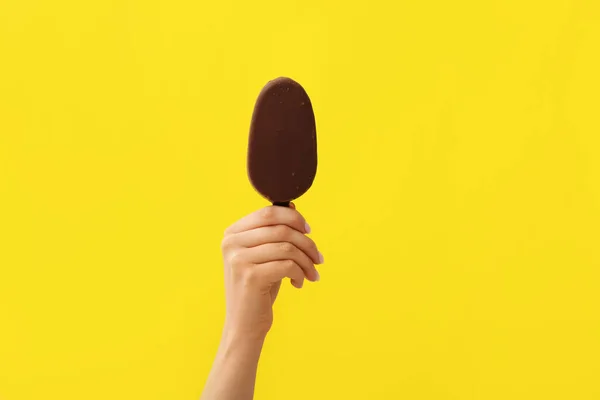 Donna Che Tiene Delizioso Gelato Ricoperto Cioccolato Bastone Contro Sfondo — Foto Stock
