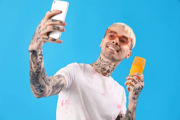 Tatuerad Man Med Solskyddskräm Tar Selfie Ljusblå Bakgrund — Stockfoto