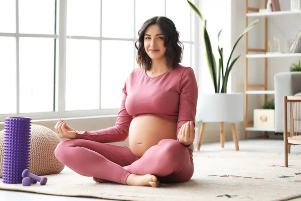Sporty Pregnant Woman Meditating Home — Stock Photo, Image