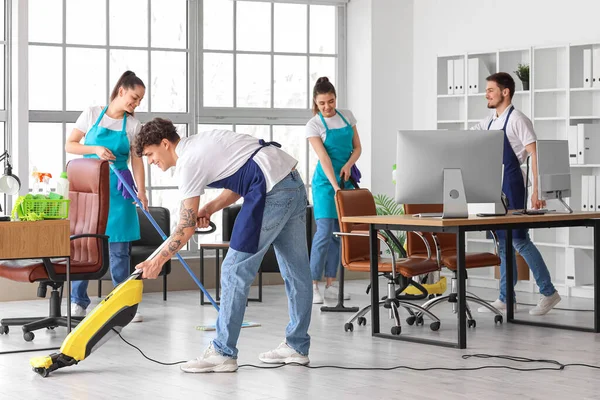 Petugas Kebersihan Muda Membersihkan Kantor — Stok Foto