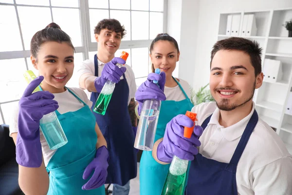 Jóvenes Conserjes Con Botellas Detergente Oficina — Foto de Stock