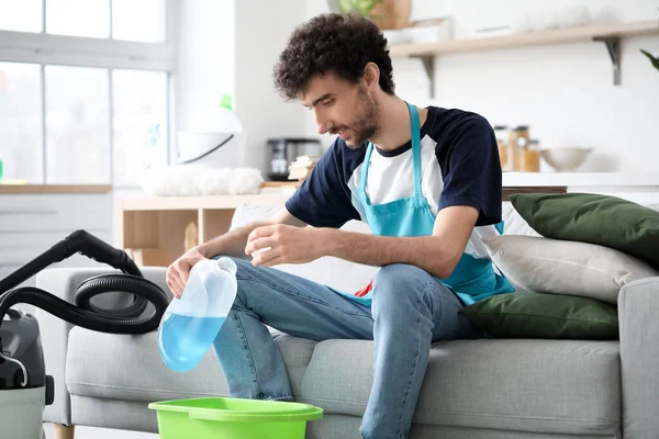 Unge Man Häller Rengöringsmedel Hinken Hemma — Stockfoto