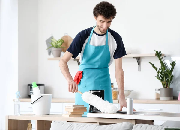 Genç Adam Mutfakta Tozster Ile Masayı Temizliyor — Stok fotoğraf