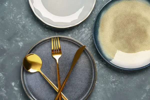 Tischdekoration Mit Verschiedenen Tellern Und Besteck Auf Grauem Grunge Tisch — Stockfoto
