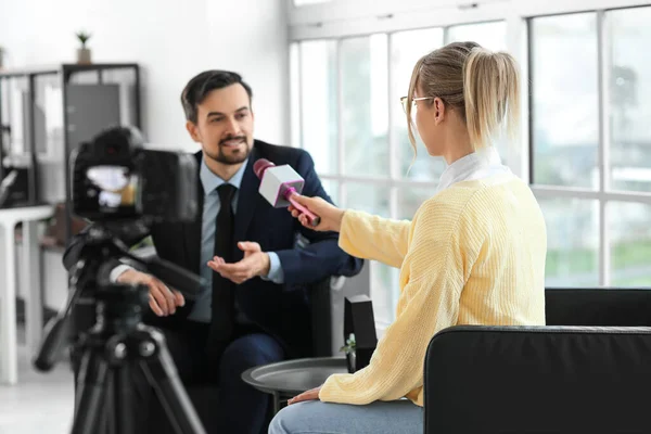 Jornalista Feminina Com Microfone Tendo Uma Entrevista Com Homem Tela — Fotografia de Stock