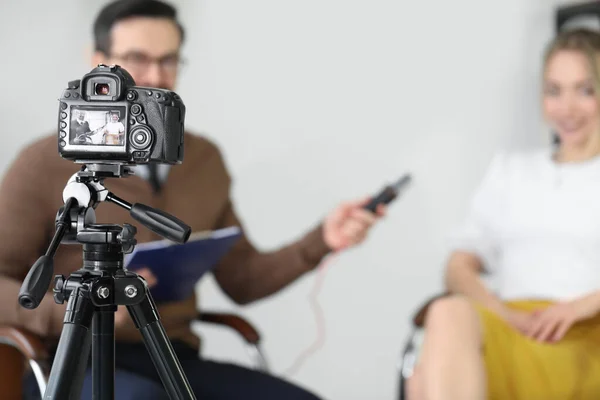 Mężczyzna Dziennikarz Mikrofon Mając Wywiad Kobieta Ekranie Kamery Studio Zbliżenie — Zdjęcie stockowe