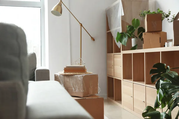 Shelving Unit Cardboard Boxes Living Room Moving Day — Stock Photo, Image