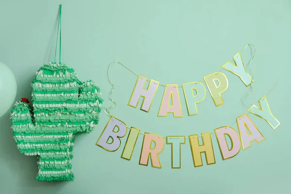 Pinata Kształcie Kaktusa Girlandy Tekstem Happy Birthday Wiszące Zielonej Ścianie — Zdjęcie stockowe