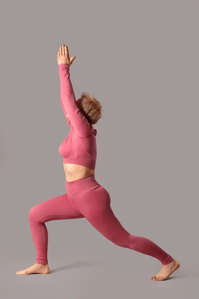 Deportiva Mujer Madura Practicando Yoga Sobre Fondo Gris —  Fotos de Stock