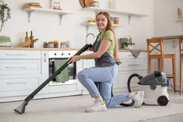 Young Woman Vacuuming Carpet Kitchen — Stock Photo, Image