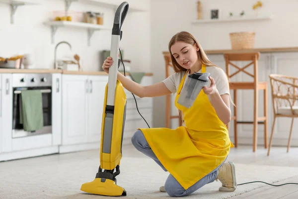 台所の掃除機が付いている若い女性 — ストック写真