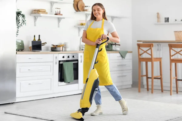Junge Frau Staubsaugt Teppich Küche — Stockfoto