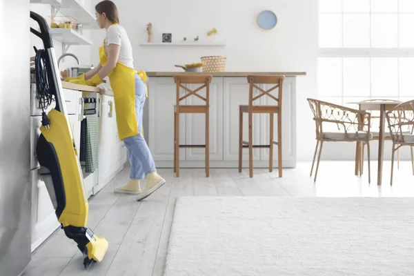 Genç Bir Kadın Mutfakta Temizlik Yapıyor — Stok fotoğraf