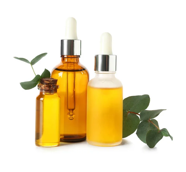 Flaskor Med Kosmetisk Olja Och Eukalyptus Gren Vit Bakgrund — Stockfoto