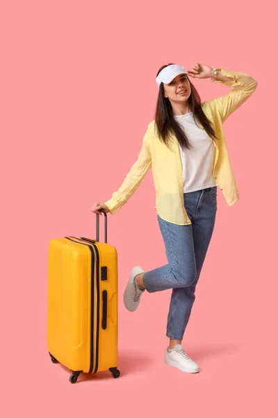 Jonge Vrouw Met Koffer Roze Achtergrond — Stockfoto