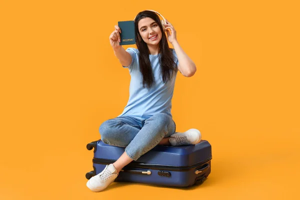 Junge Frau Mit Pass Und Koffer Auf Gelbem Hintergrund — Stockfoto