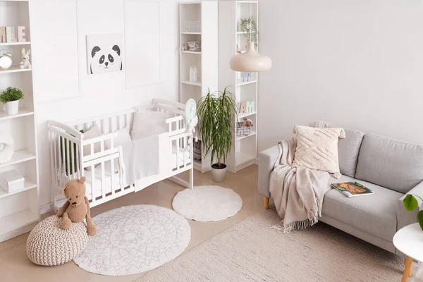Stilvolles Interieur Des Kinderzimmers Weißen Tönen Mit Babybett Und Regal — Stockfoto