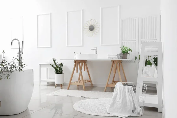 Innenraum Des Hellen Badezimmers Mit Weißem Waschbecken Badewanne Und Zimmerpflanzen — Stockfoto