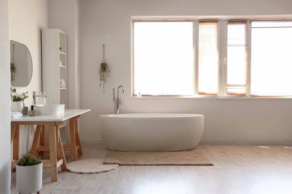 白いシンク バスタブおよび棚付けの単位が付いている軽い浴室の内部 — ストック写真