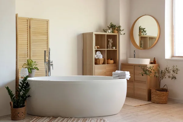 白いシンク バスタブおよび棚付けの単位が付いている軽い浴室の内部 — ストック写真