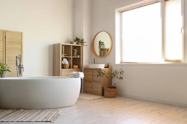 白いシンク 棚付けの単位および浴槽が付いている軽い浴室の内部 — ストック写真
