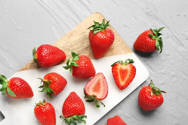 Board Fresh Strawberries Grey Background — Stock Photo, Image