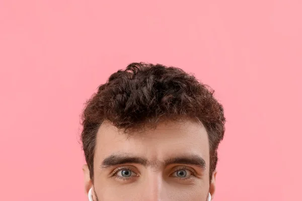 Jonge Brunette Man Koptelefoon Roze Achtergrond Close — Stockfoto