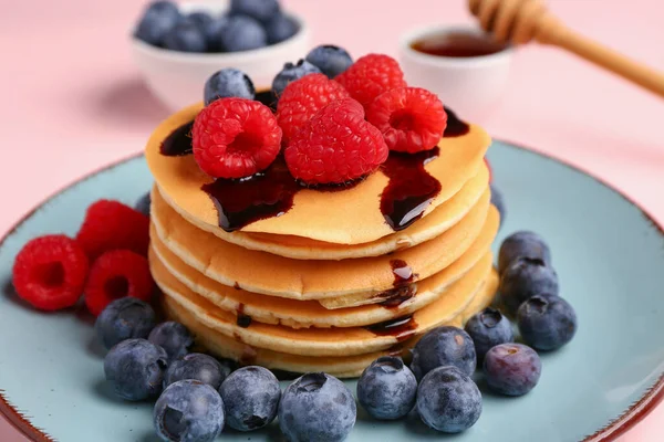 Plate Sweet Pancakes Berries Pink Background Closeup — Stock Photo, Image