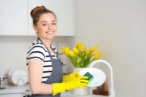 Sarı Lastik Eldivenli Güzel Bir Bayan Açık Mutfakta Süngerle Tabak — Stok fotoğraf