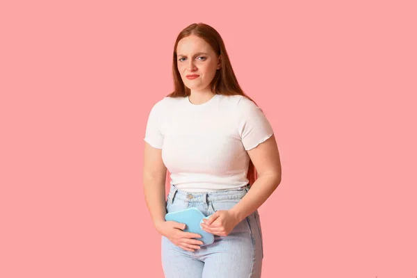 Jovem Com Garrafa Água Quente Com Cãibras Menstruais Fundo Rosa — Fotografia de Stock