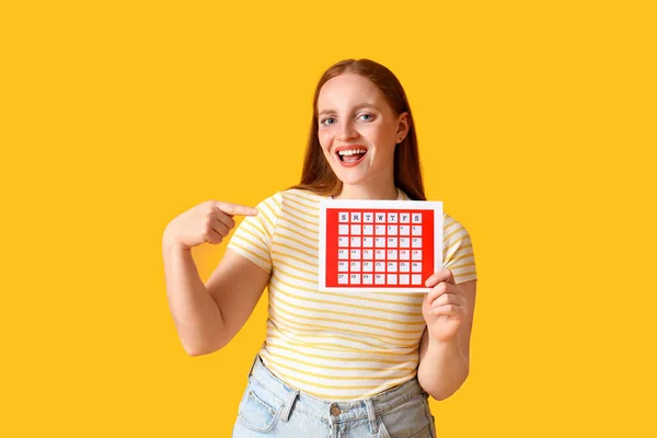Νεαρή Γυναίκα Δείχνει Έμμηνο Ημερολόγιο Κίτρινο Φόντο — Φωτογραφία Αρχείου