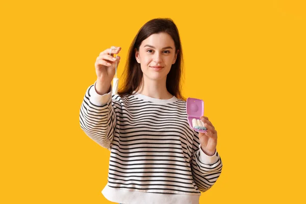 Jonge Vrouw Met Doos Tampons Oranje Achtergrond — Stockfoto
