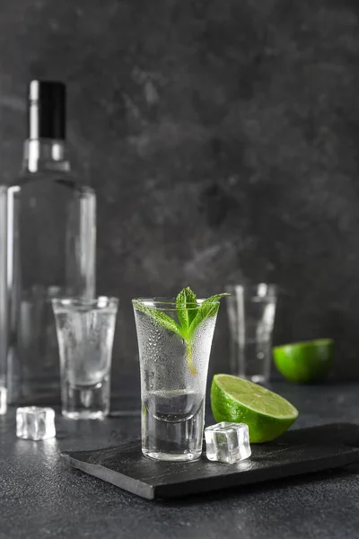 Bicchiere Vodka Fredda Sfondo Scuro — Foto Stock
