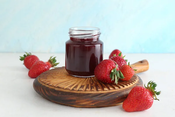 一罐甜草莓果酱和新鲜浆果放在桌上 — 图库照片