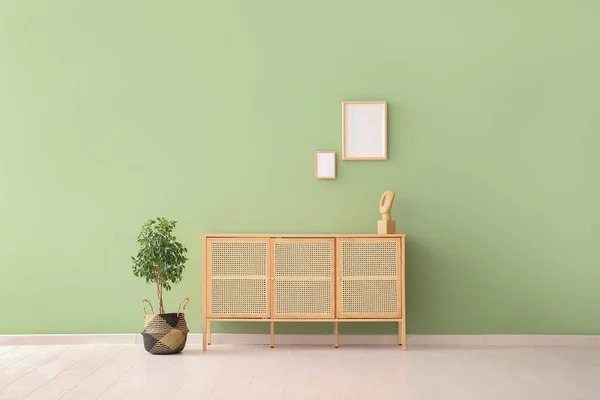 Cómoda Moderna Con Plantas Interior Imágenes Blanco Colgando Pared Verde — Foto de Stock