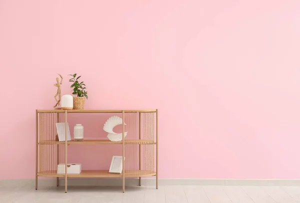 Современный Стеллаж Декор Рядом Розовой Стеной Номере — стоковое фото
