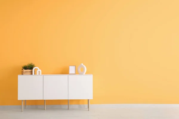 Μοντέρνο Συρταριέρα Houseplant Και Διακόσμηση Κοντά Πορτοκαλί Τοίχο Στο Δωμάτιο — Φωτογραφία Αρχείου