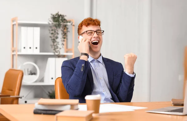 Happy Redhead Businessman Talking Mobile Phone Office — Stock Photo, Image