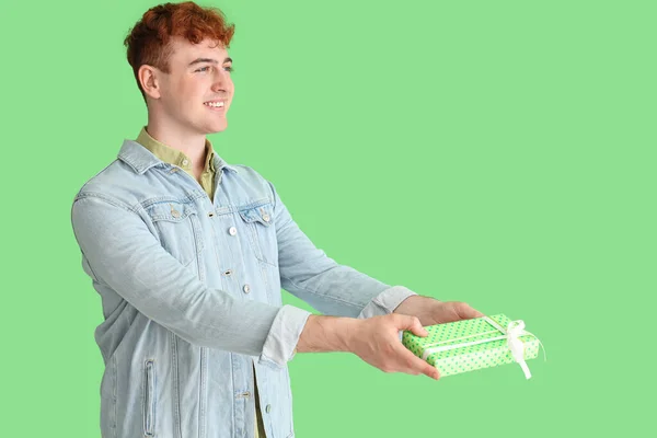 Junger Rotschopf Mit Geschenkbox Auf Grünem Hintergrund — Stockfoto