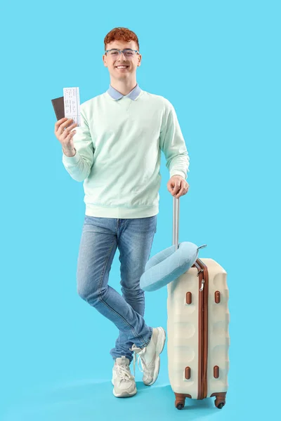Junger Rothaariger Mann Mit Pass Ticket Und Koffer Auf Blauem — Stockfoto