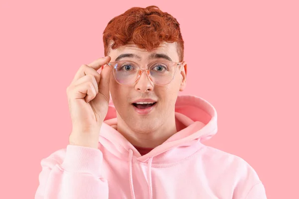 Överraskad Ung Rödhårig Man Glasögon Rosa Bakgrund Närbild — Stockfoto