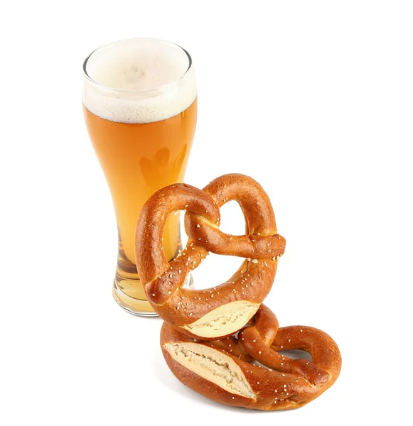 Ein Glas Kaltes Bier Und Brezeln Auf Weißem Hintergrund Oktoberfest — Stockfoto