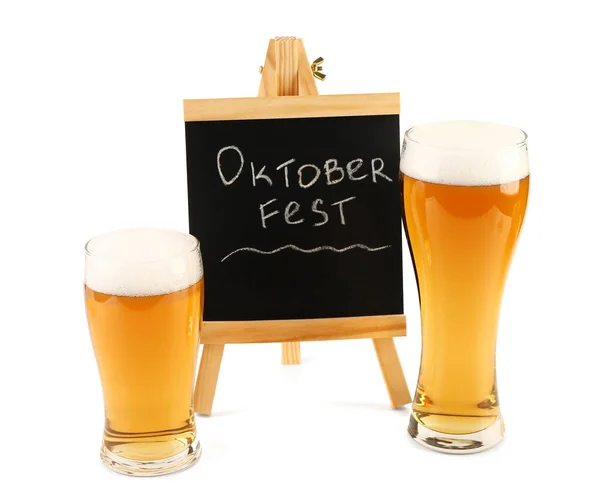 Glasses Cold Beer Chalkboard Word Oktoberfest White Background — Stock Photo, Image