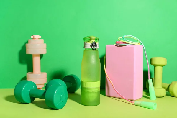 Set Sports Equipment Bottle Water Green Background — Stock Photo, Image