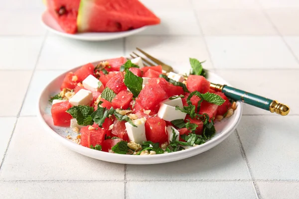 Plaat Van Smakelijke Watermeloen Salade Witte Tegel Achtergrond — Stockfoto