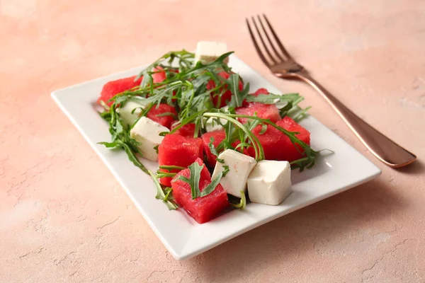 Plaat Van Smakelijke Watermeloen Salade Beige Achtergrond — Stockfoto